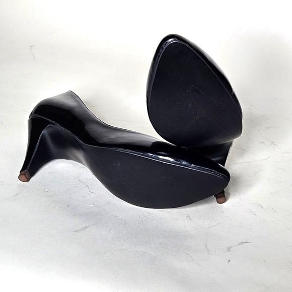 Karo's 0039- 3" Black Patent pumps. Size 8 - Picture 7 of 7